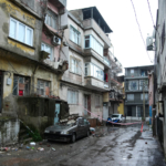 İzmir'de bir binadaki iki balkon otomobilin üzerine çöktü