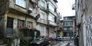 İzmir'de bir binadaki iki balkon otomobilin üzerine çöktü