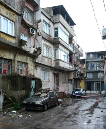 İzmir'de bir binadaki iki balkon otomobilin üzerine çöktü