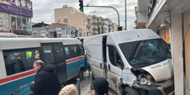 İzmir'de freni patlayan panelvan yayaya çarptı