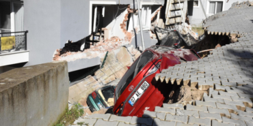 İzmir'de istinat duvarı çöktü: 2 bina ve 6 araç hasar gördü