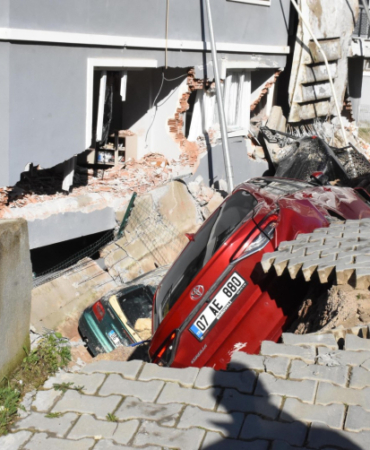 İzmir'de istinat duvarı çöktü: 2 bina ve 6 araç hasar gördü