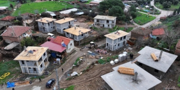 İzmir'de orman yangınında zarar gören konutların yerine yenileri yükseliyor