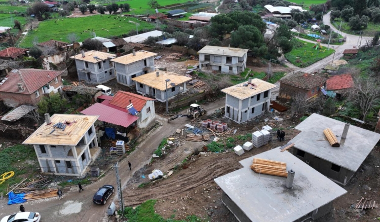 İzmir'de orman yangınında zarar gören konutların yerine yenileri yükseliyor