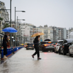 İzmir'de sağanak: Caddeler su altında kaldı