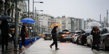 İzmir'de sağanak: Caddeler su altında kaldı