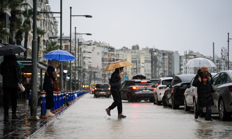 İzmir'de sağanak: Caddeler su altında kaldı