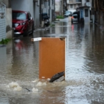 İzmir'de sağanak etkili: Bazı işyerlerini su bastı