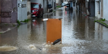 İzmir'de sağanak etkili: Bazı işyerlerini su bastı
