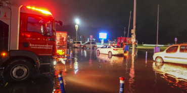 İzmir'de sağanak: İş yerleri ve yollar su altında kaldı