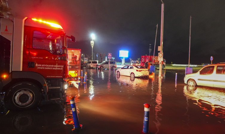 İzmir'de sağanak: İş yerleri ve yollar su altında kaldı