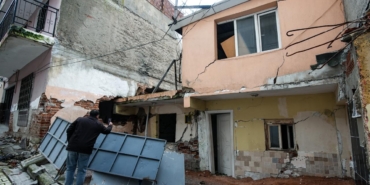 İzmir'de tünel inşaatında evleri zarar gören mahalleliden belediyeye tepki