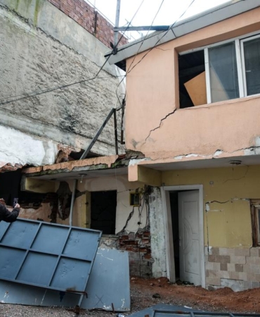 İzmir'de tünel inşaatında evleri zarar gören mahalleliden belediyeye tepki