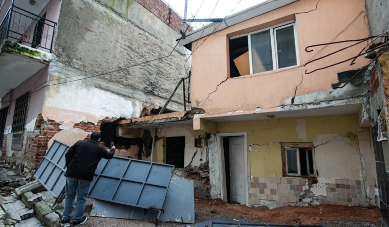 İzmir'de tünel inşaatında evleri zarar gören mahalleliden belediyeye tepki