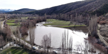 Kar suları taşkına yol açtı, köprü yıkıldı
