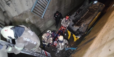 Kartal'da alkollü sürücünün kullandığı taksi dere yatağına devrildi