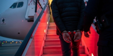 Kırmızı bültenle ve ulusal seviyede aranan 15 suçlu Türkiyeye getirildi