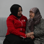 Kızılay ekibinden enkazdan kurtardıkları aileye sürpriz ziyaret