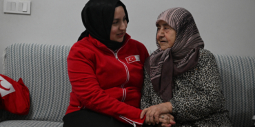 Kızılay ekibinden enkazdan kurtardıkları aileye sürpriz ziyaret