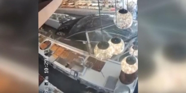 Kontrolden çıkan araç pastaneye girip çıktı