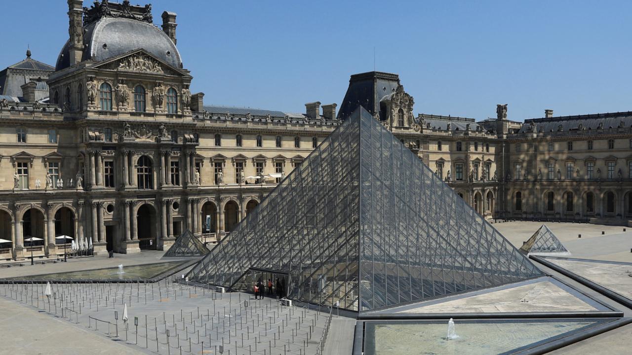 Louvre Müzesi'nin farklı bölümleri ciddi su sızıntısı nedeniyle ziyarete kapatıldı