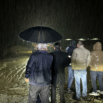 Manisa'da dere taştı, iki araç suda mahsur kaldı