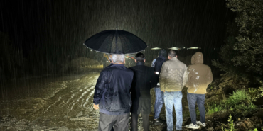 Manisa'da dere taştı, iki araç suda mahsur kaldı