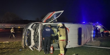 Manisada otomobille ambulans çarpıştı: 5 yaralı