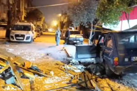 Manisa'yı fırtına vurdu: Minarenin külahı devrildi, çatılar uçtu, ağaçlar devrildi