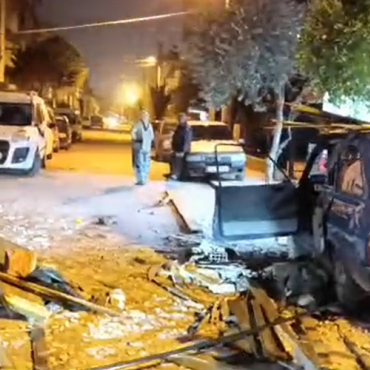 Manisa'yı fırtına vurdu: Minarenin külahı devrildi, çatılar uçtu, ağaçlar devrildi