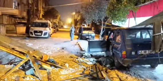 Manisa'yı fırtına vurdu: Minarenin külahı devrildi, çatılar uçtu, ağaçlar devrildi