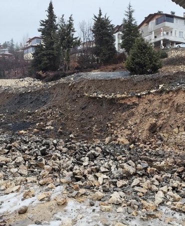 Mersin'de kuvvetli yağış istinat duvarını yıktı