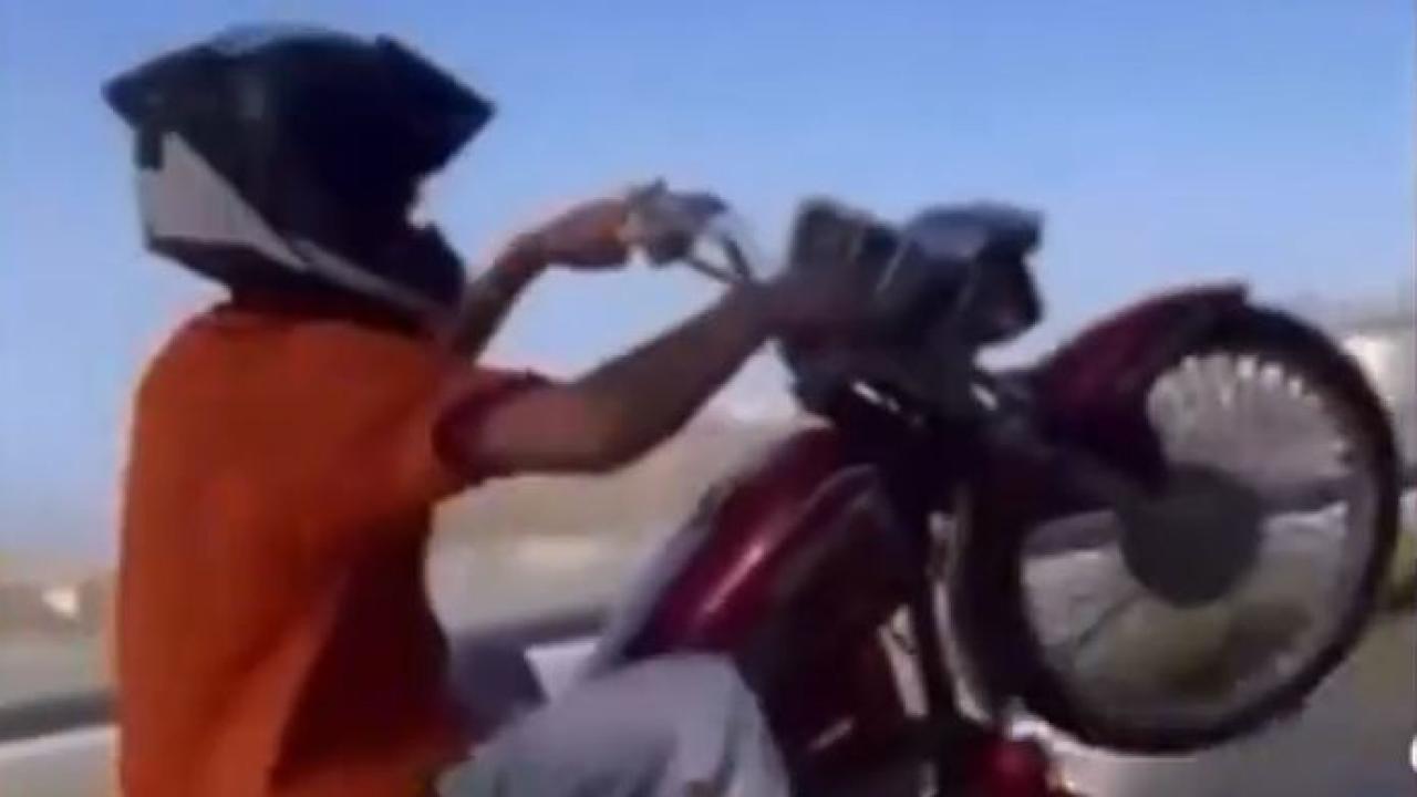 Motosiklette akrobatik hareketler yapan sürücüye 77 bin lira ceza