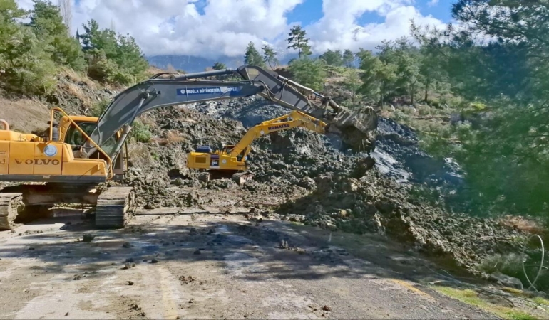 Muğla'da heyelan nedeniyle yol ulaşıma kapandı