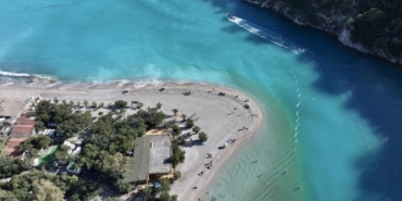 Muğla'da Ölüdeniz turkuaz renge büründü