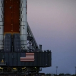 NASA, Artemis II roketini tamir için fırlatma rampasından hangara çekiyor