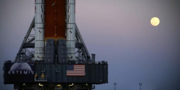 NASA, Artemis II roketini tamir için fırlatma rapmasından hangara çekiyor