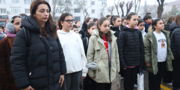 Okullarda 6 Şubat depremlerinde hayatını kaybedenler için saygı duruşu