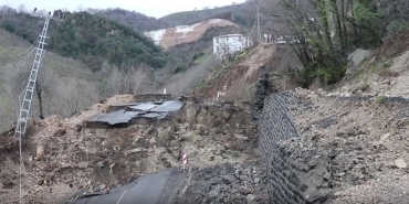 Ordu'da heyelan: İstinat duvarı yıkıldı, yol çöktü