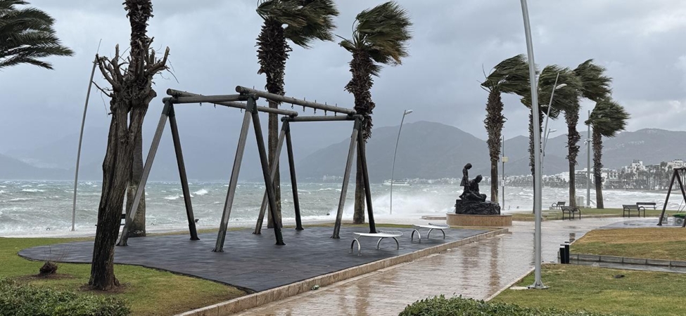 Orta Karadeniz ile batı bölgeler için kuvvetli rüzgar ve fırtına uyarısı