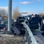 Otomobil bariyerlere saplandı: 2 ölü