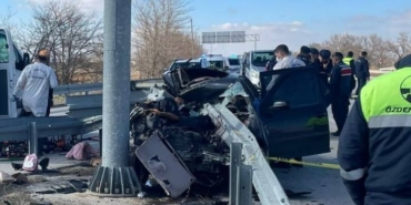 Otomobil bariyerlere saplandı: 2 ölü