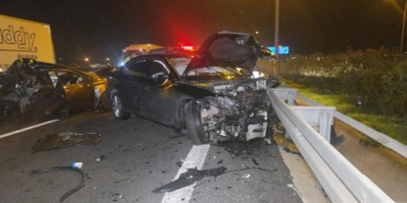 Otoyolda arızalanan otomobile kamyon çarptı: 1 yaralı