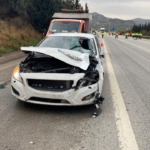 Otoyolda temizlik yapan personellere otomobil çarptı: 1 ölü