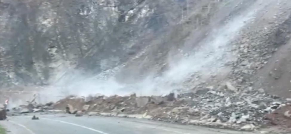 Rize'de heyelan nedeniyle köy yolu ulaşıma kapandı