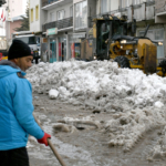 Sarıkamış'ta biriken kar şehir dışına taşınıyor
