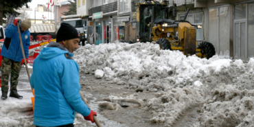 Sarıkamış'ta biriken kar şehir dışına taşınıyor