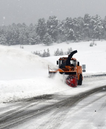 Siirt'te kar nedeniyle mahsur kalan 15 araç kurtarıldı