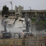 Soykırımcı İsrail Batı Şeria'da Filistinlilere ait evleri ve tesisleri yıkmaya devam ediyor