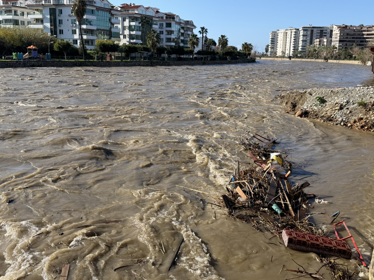 Su baskısı nedeniyle Dim Barajı'nın çevresindeki evler boşaltıldı